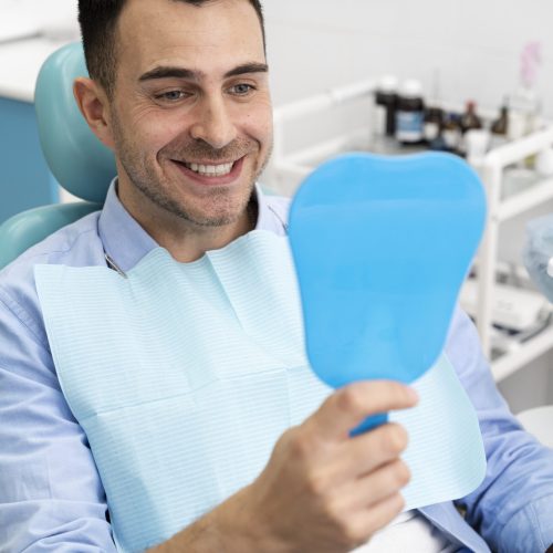 close-up-em-cliente-feliz-em-clinica-dentaria