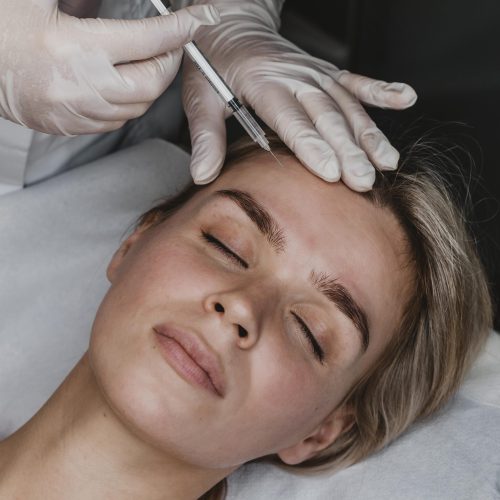 jovem-recebendo-uma-injecao-de-beleza
